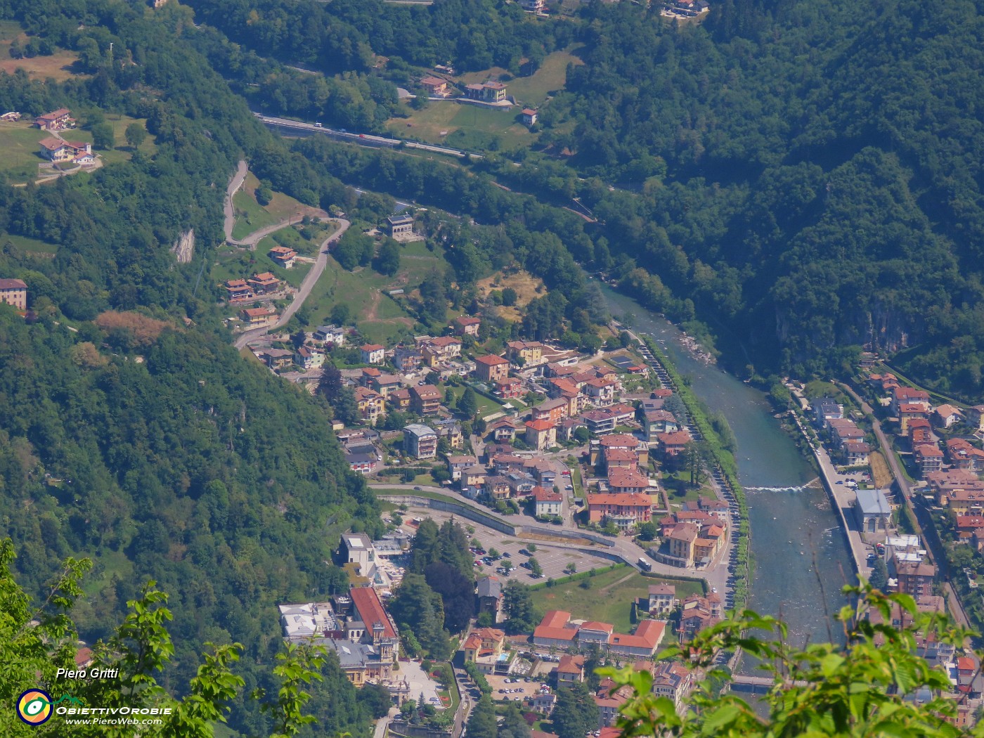 68 Dal Monte Zucco vista sulla sottostante San Pellegrino Terme.JPG